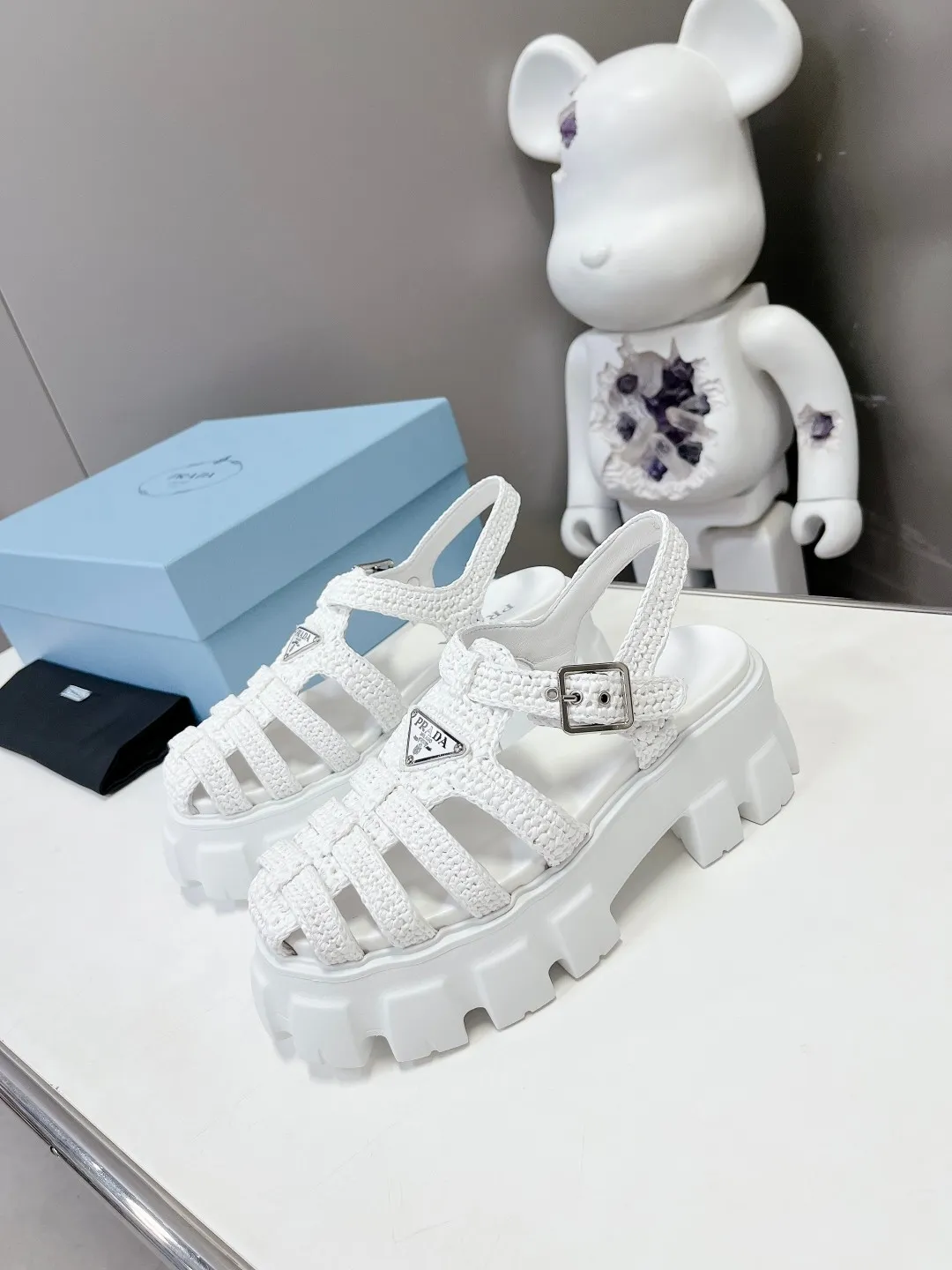 👟👟Ex-factory price 640👟👟 Straw 2023 exclusive version super hot🎊🎊🎊hot prada Prada cage shoes sawtooth Roman braided thick-soled rubber sandals retro fashionable and avant-garde gear teeth 55mm Thick-soled soles, the upper perfectly restores the original craftsmanship, and is made of purely hand-woven uppers. The cost is extremely high, making the whole pair of shoes light and comfortable, full of holiday feel, and bright colors 💐💐💐💐 to satisfy a variety of choices for fashionable people with different styles! The iconic metal triangle logo is paired with the shape of ancient beach sandals. Every design element is fashionable! Code number 35-40